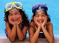 Obrázek dvou mladých dívek, chichotání po boku bazénu