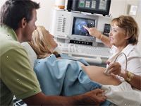 Obrázek lékař provádí ultrazvuk na nastávající matky