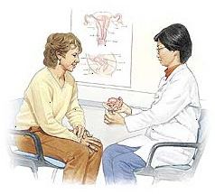 Poskytovatel zdravotní péče ukazuje žena model dělohy.