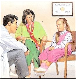 Dívka sedící v křesle mluví poskytovatele zdravotní péče. Žena se dívá na.