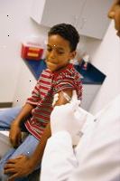 Fotografie mladého chlapce připravuje se dostat očkování výstřel z jeho lékaře