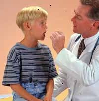 Obrázek lékař zkoumá chlapce