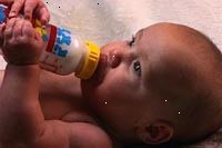 Obrázek dítě krmení sám láhev