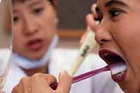 Obrázek zubaře instruovat mladou dívku na správné čištění zubů techniky