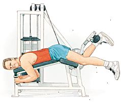 Muž leží na břiše na cvičení hmotnosti stroje. On používá zády jedné nohy tlačit tyč připojenou k hmotnosti.