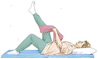 Žena leží na podložce s podporou polštář hlavu. Jeden koleno ohýbat paty na podlaze. Ručník je ovinutý kolem druhé koleno. Žena držící konce ručníku a tahem s cílem zvýšit nohu.