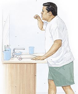 Muž stojící na dřez čištění zubů s rovnými zády, lehce ohýbání v kyčlích.