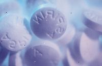 Foto z několika bílých pilulek označeny aspirin