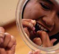 Obrázek mladá dívka dentální nití zuby