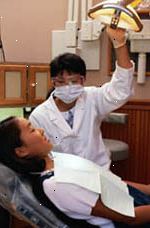 Obrázek mladé dívky při návštěvě svého zubaře
