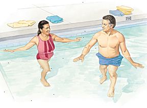 Muž a žena procházky v mělkém konci bazénu.