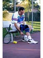 Obrázek muž na sobě kolena rovnátka, hraje tenis