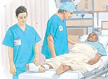 Muž leží v nemocniční posteli s obvazy na nohou. Poskytovatel zdravotní péče je mluvit s ním. Další poskytovatel zdravotní péče je kontrola oblékání pěšky.
