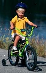 Obrázek mladého chlapce, s přilbou, jízda na kole