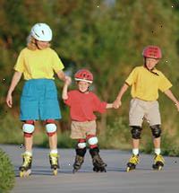Obrázek z rodiny, která nosí helmy, na kolečkových bruslích