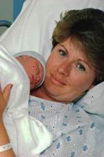 Obrázek z nové matky lepení s ní novorozence v nemocnici