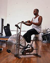 Obrázek muže cvičení na stacionárním kole