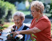 Obrázek dvou starších žen, s úsměvem