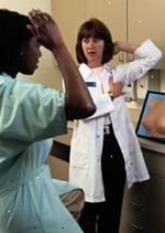 Obrázek ženského lékaře učí pacienta, jak provést vyšetření self-prsu