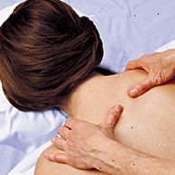 Žena dostává ramenní masáž.