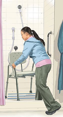 Žena uvedení sprchový židli sprchovým koutem. Madlo je na zdi. Sprcha je ruční vodní trysky.